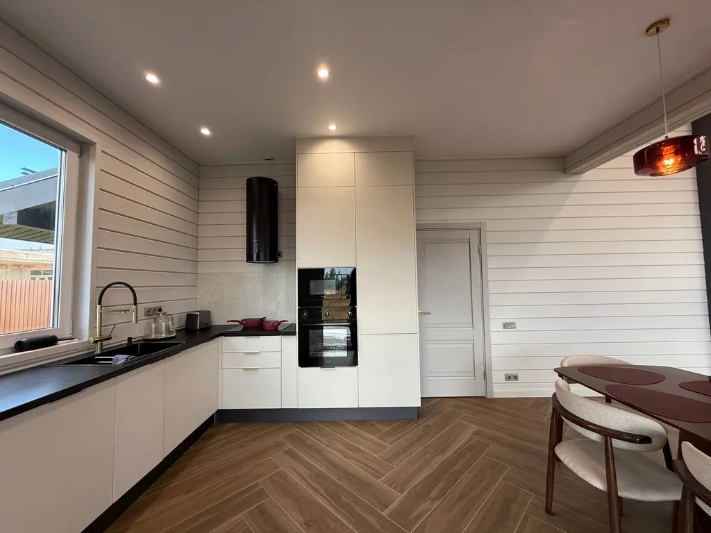 Загородный дом с большой террасой, кострищем и финской сауной