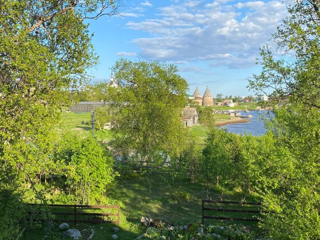 Мансардный этаж частного дома с видами на монастырь и море