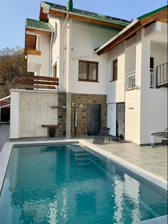 Дом с шикарным видом на горы, с теплым бассейном и баней на дровах