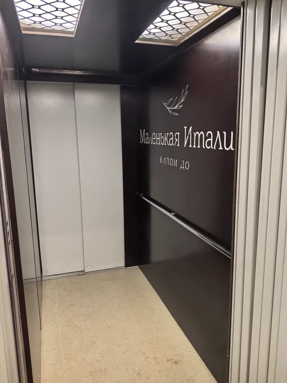 Счастливая матрешка маленькая Италия в центре города