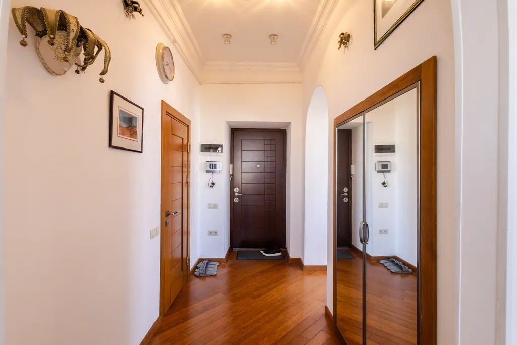 Апартаменты с видом на торговую улицу