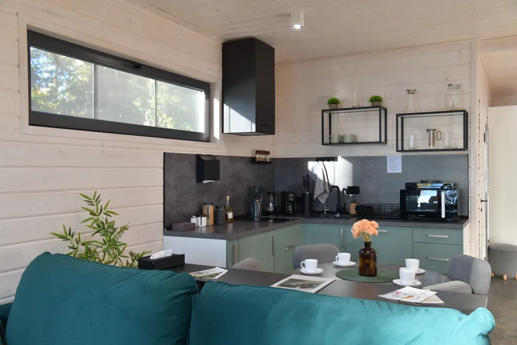 Дом на семью или компанию в лесу у большой воды