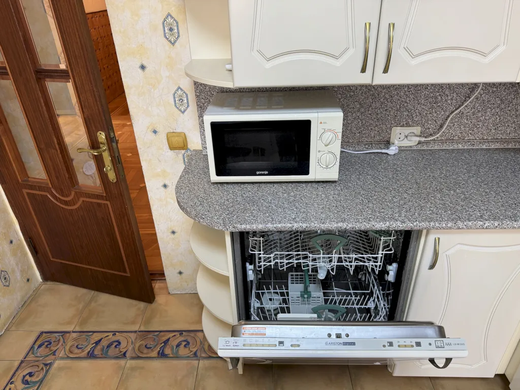 Квартира Четырёхкомнатная квартира в центре с балконом – 7 минут до моря — Геленджик