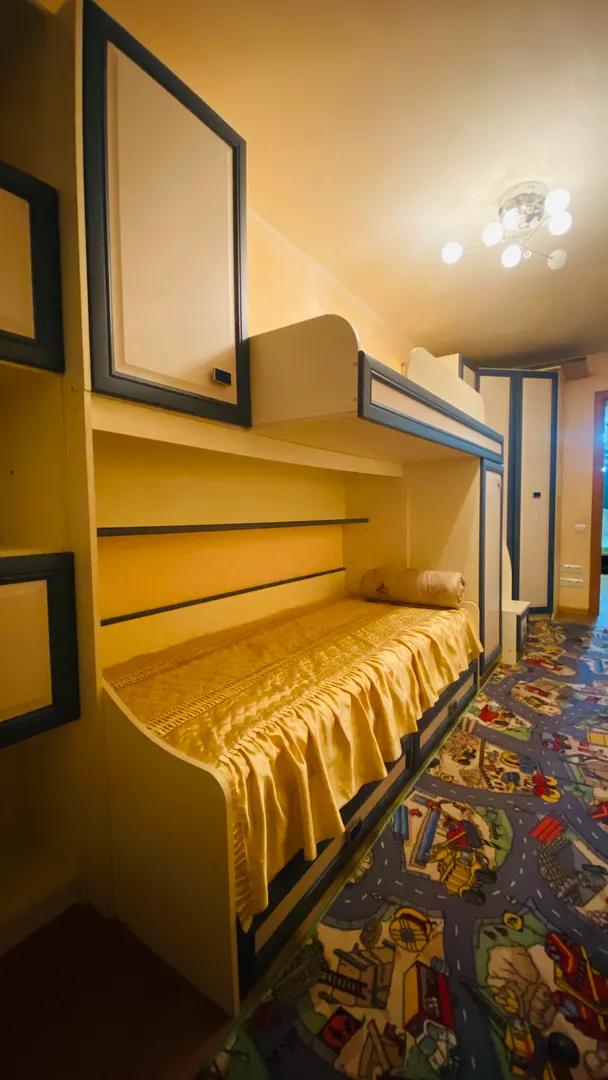 Двухэтажная подростковая кровать, на которой могут разместиться и взрослые