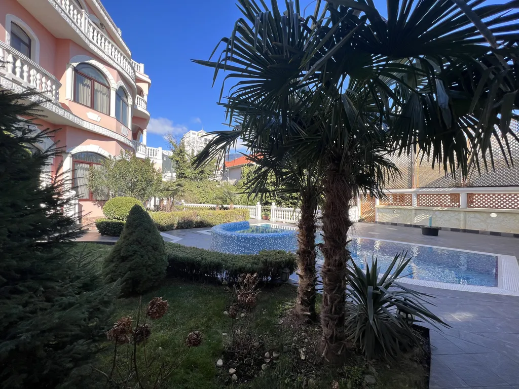 Дом в 5 минутах от набережной Ялты с бассейном и сауной