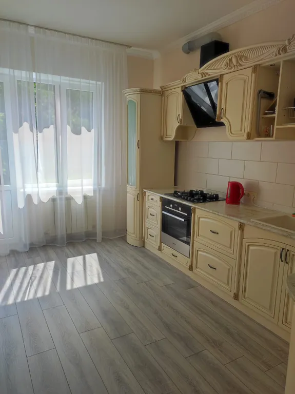 Первый этаж  дома с видом на горы и лес