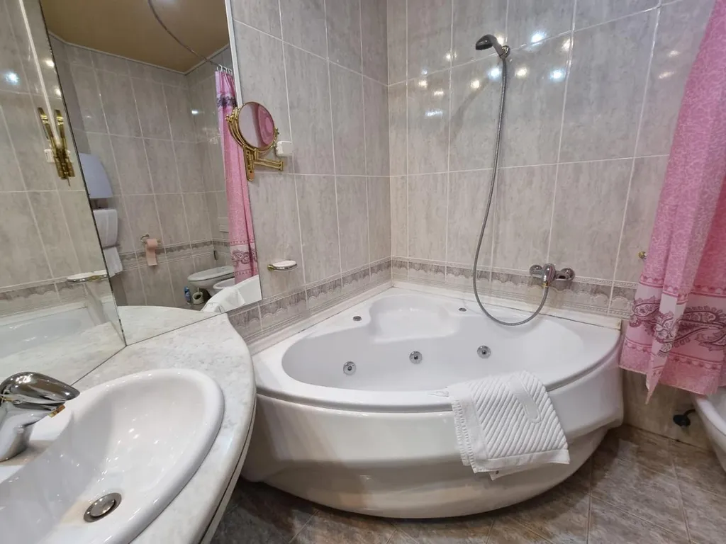 Вилла с бассейном и видом на море