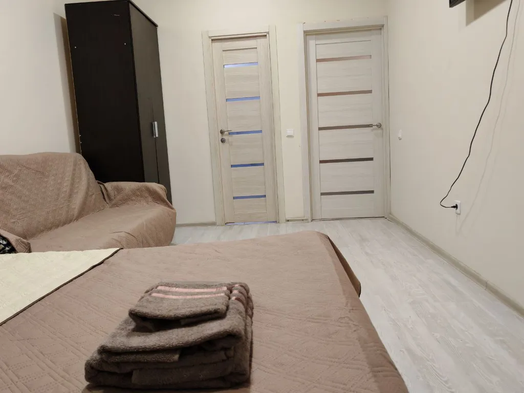 Светлая квартира с большими окнами и высокими потолками