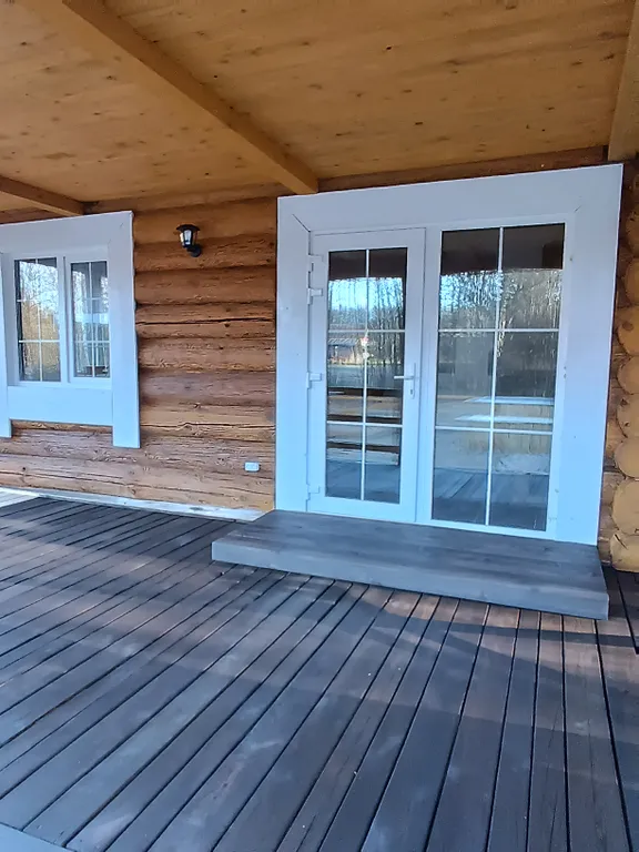 Дом в лесу у ручья