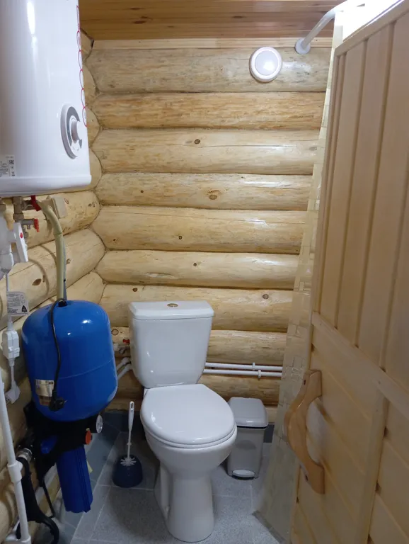 Деревянный дом, на берегу меличуярви, на краю леса в карельском селе