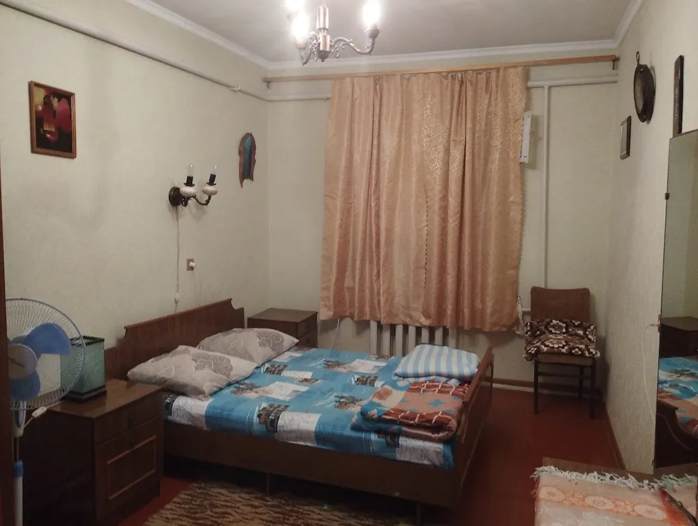 Светлая комната с видом на осенний сад