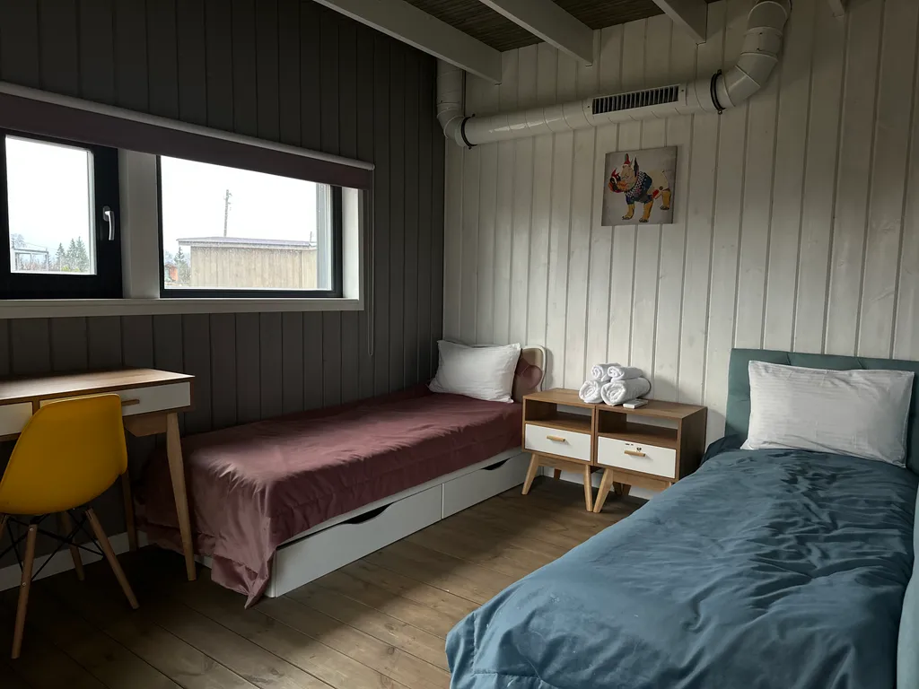 Стильный просторный дом с террасой и видом на луг