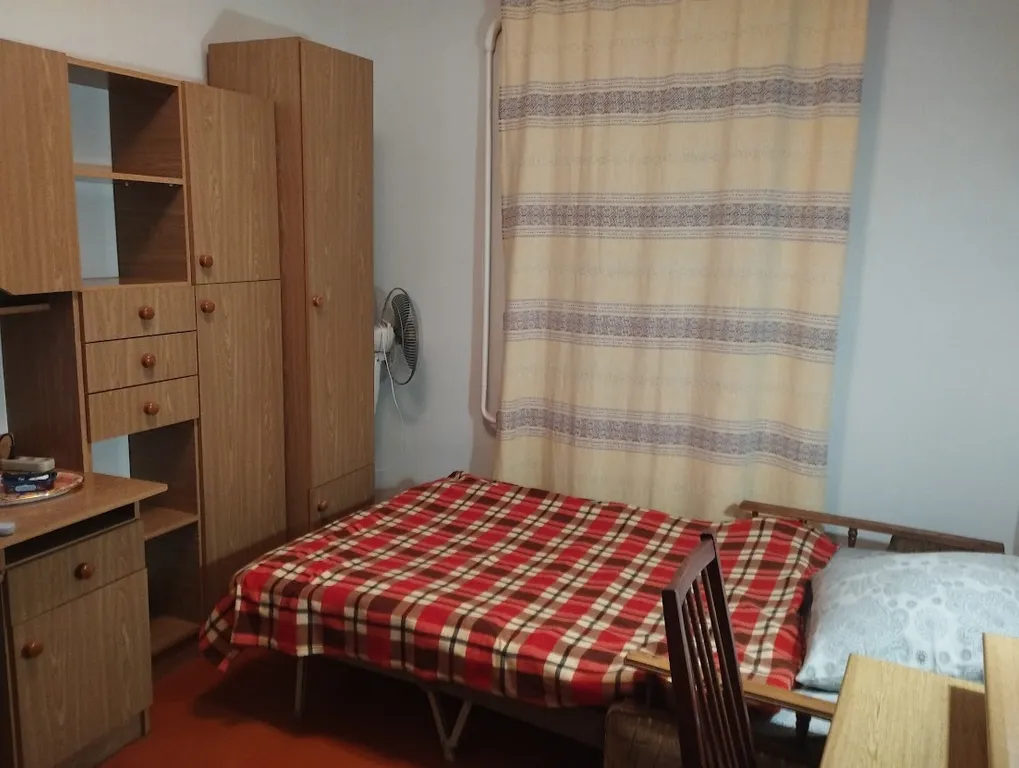 Комната с видом на осенний двор и сад