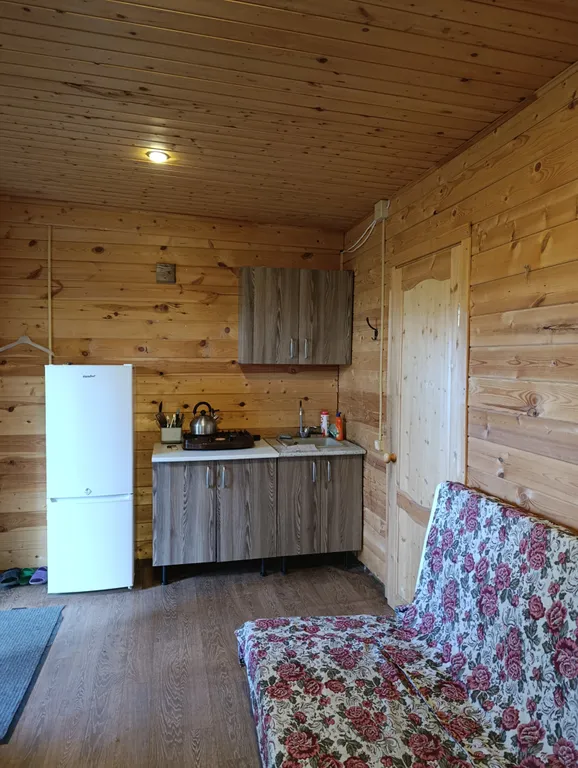 Маленький, уютный коттедж в сосновом лесу