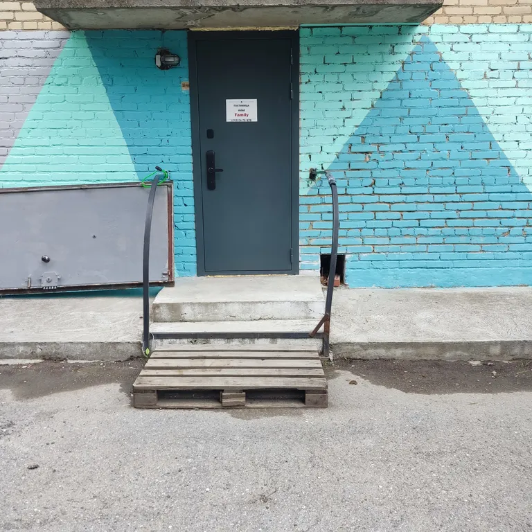 Семейный номер с двухспальной кроватью и диваном