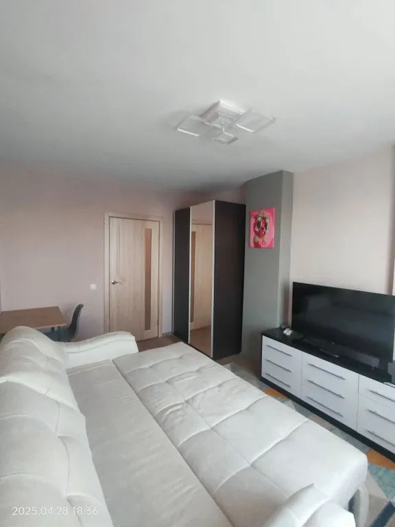 Уютная двухкомнатная квартира с видом на город и реку с 25 этажа