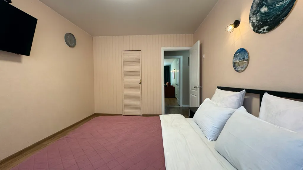 Двухкомнатная квартира с раздельными комнатами рядом с Норд Ареной