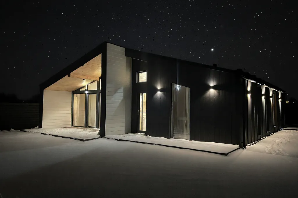 Просторный дом в стиле барнхаус с террасой й и чаном