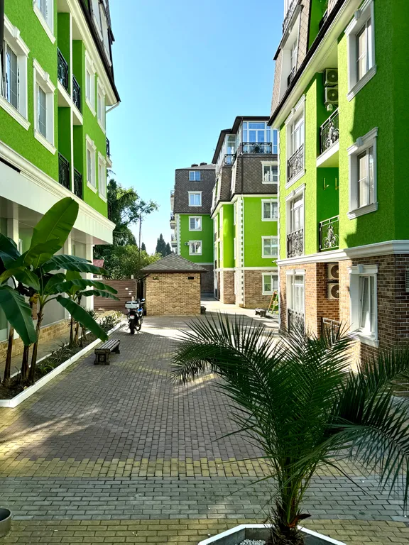 Евродвухкомнатный апартамент с балконом на первой линии