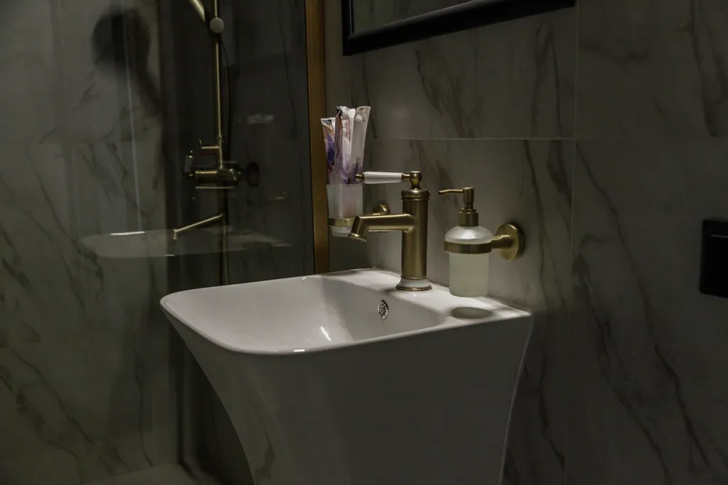 Просторный двухкомнатный коттедж в лесу у пруда