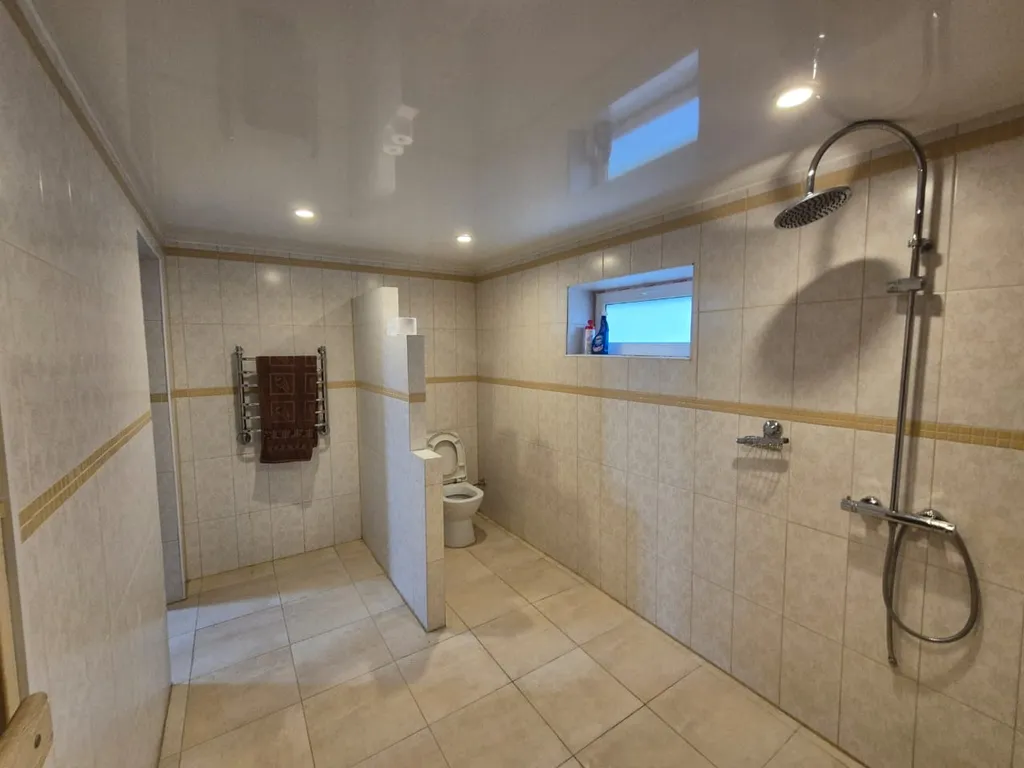 Двухэтажный загородный дом рядом с озером