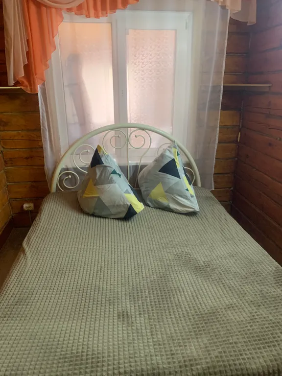 Уютный дом на берегу реки