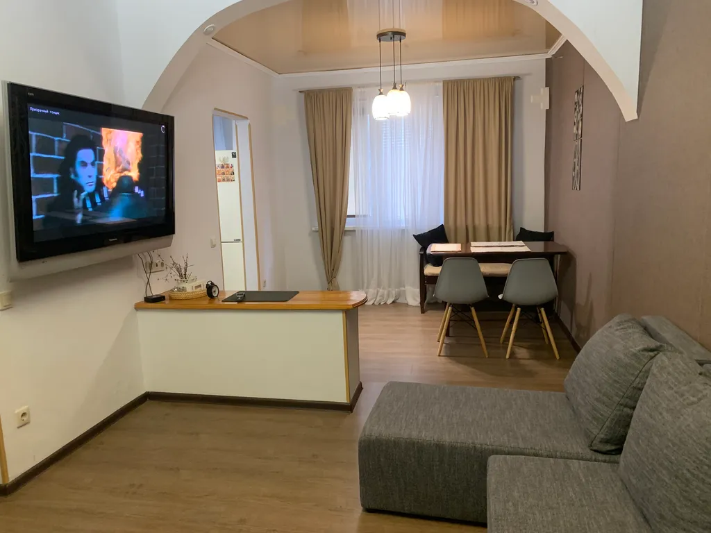 Просторная, уютная трёхкомнатная квартира в центре Пицунды