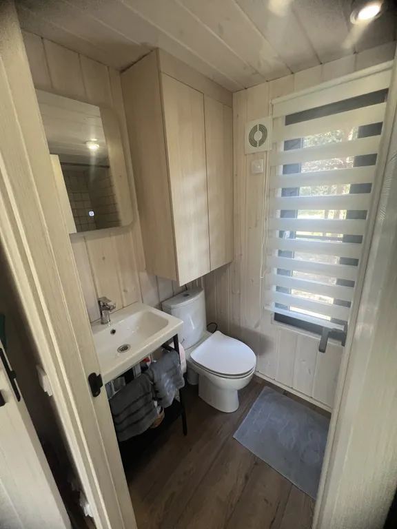 Уютный домик на берегу озера