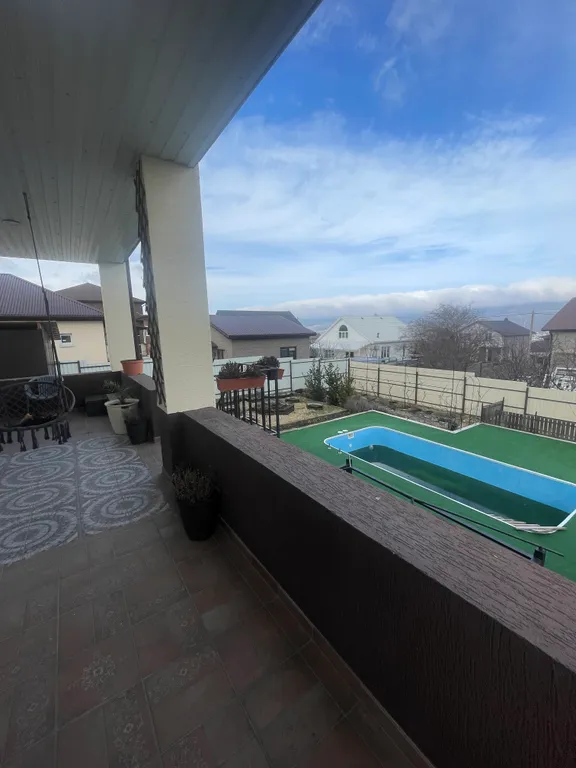 Уютный дом с бассейном и садом с видом на горы и море