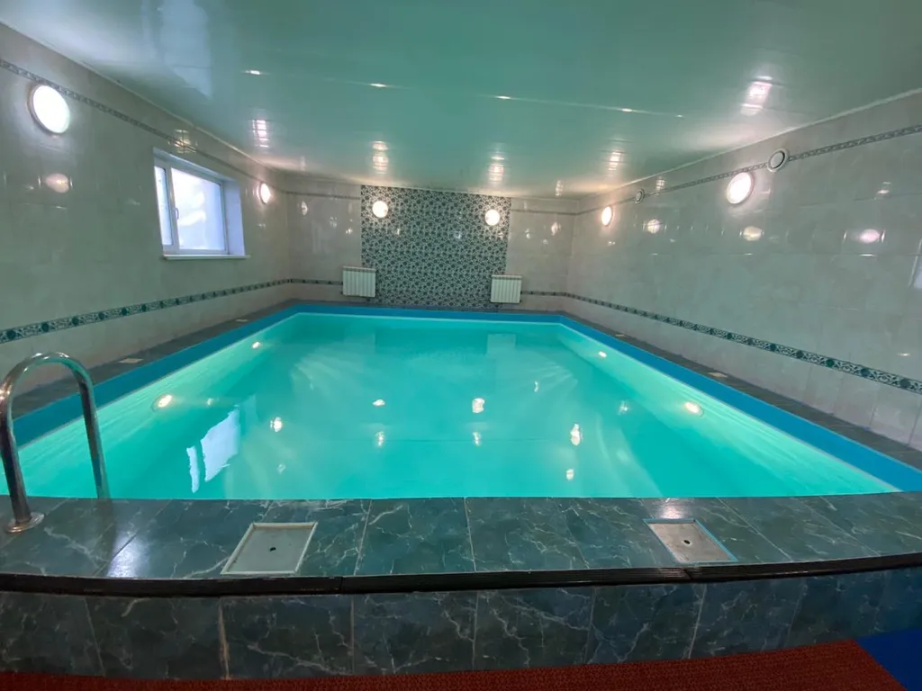 Коттедж Коттедж с большим бассейном — Черное