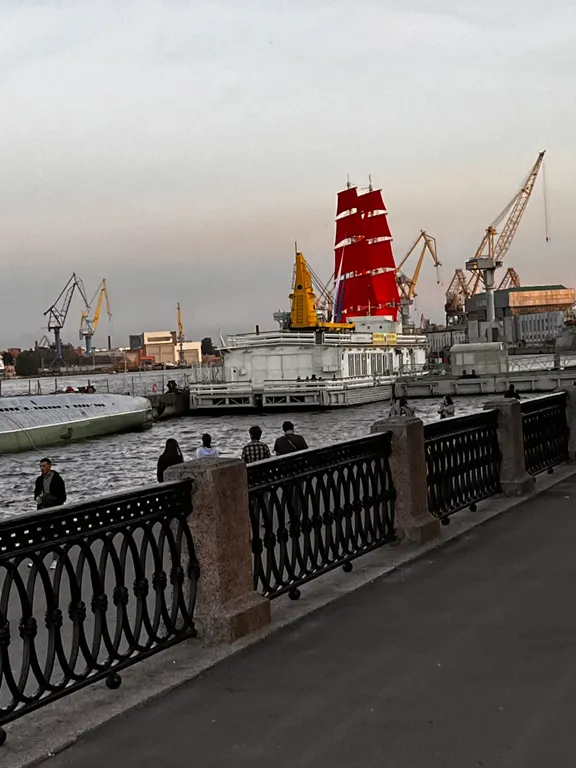 Студия на набережной Лейтенанта Шмидта у Благовещенского моста
