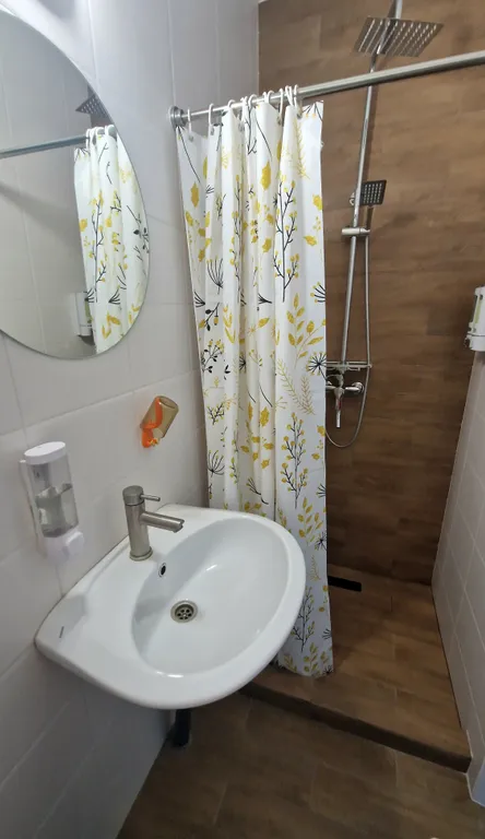 Уютная комната в доме в лесу