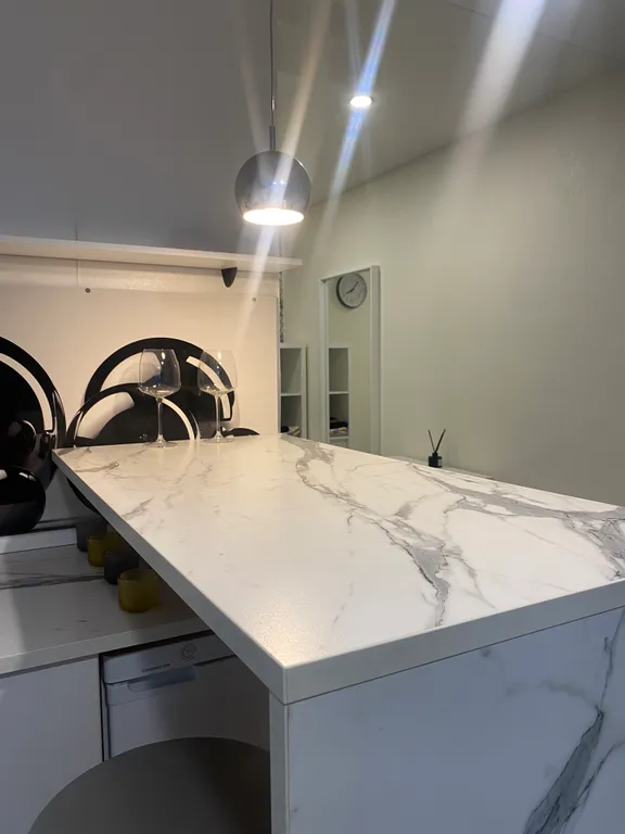 Квартира-студия с панорамным балконом в центре города