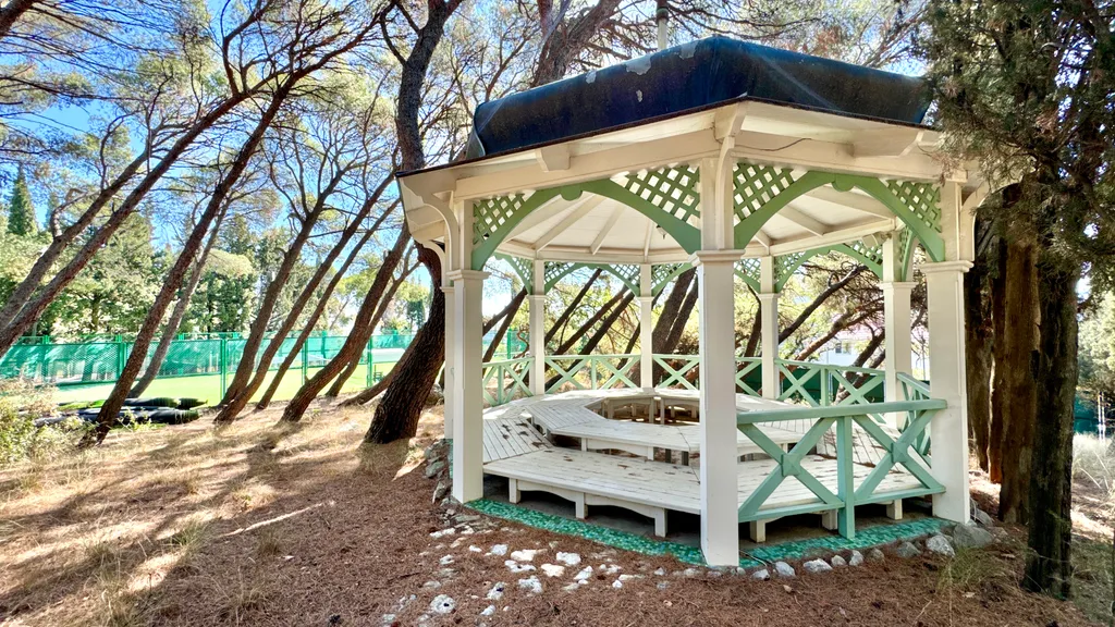 Дом у моря с личным парком, бассейном и сауной