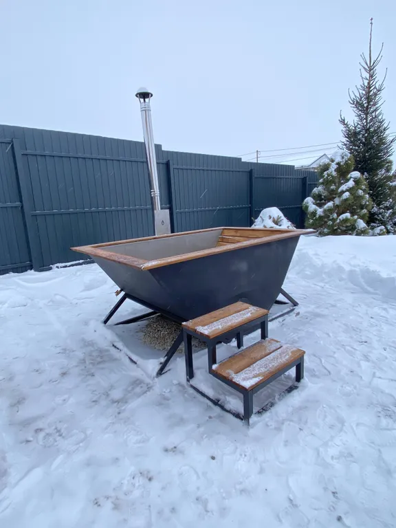 Дом у берега озера