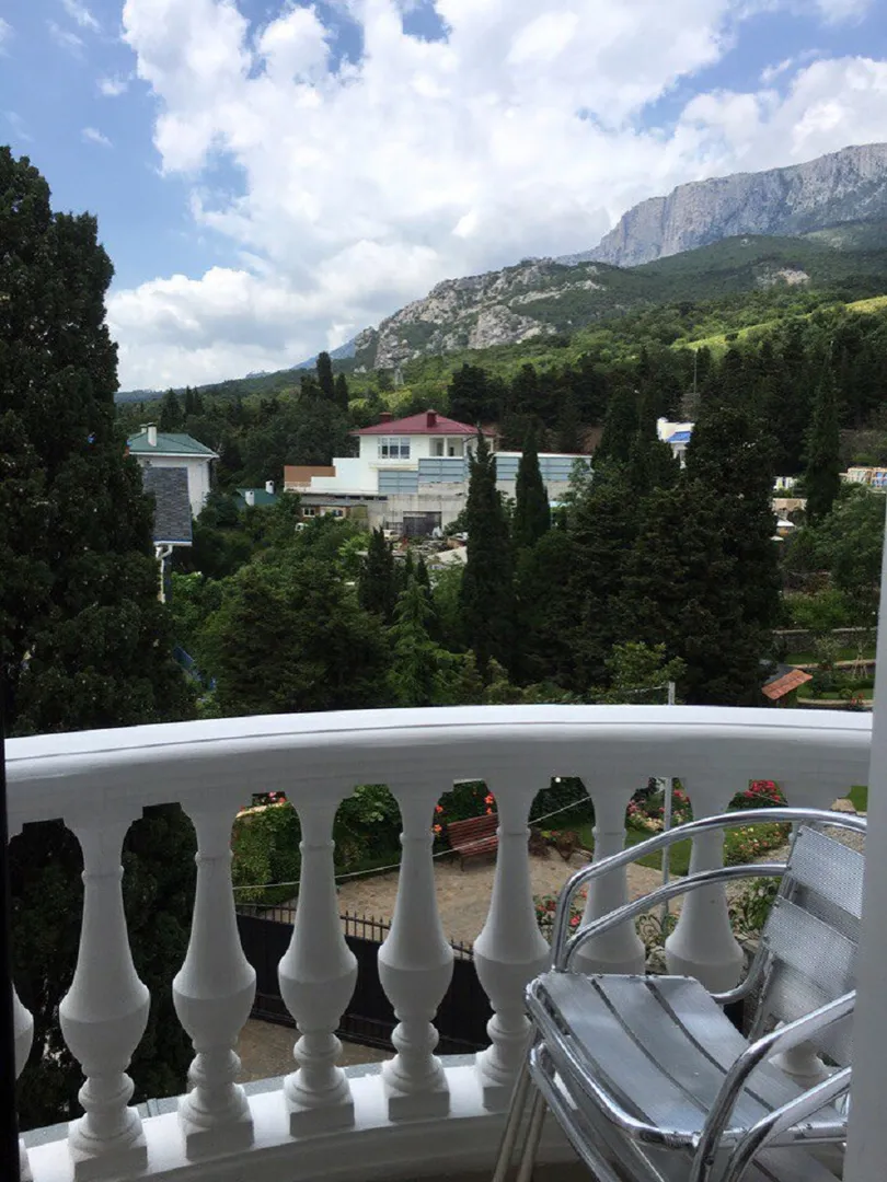 Вид с балкона на горы и море