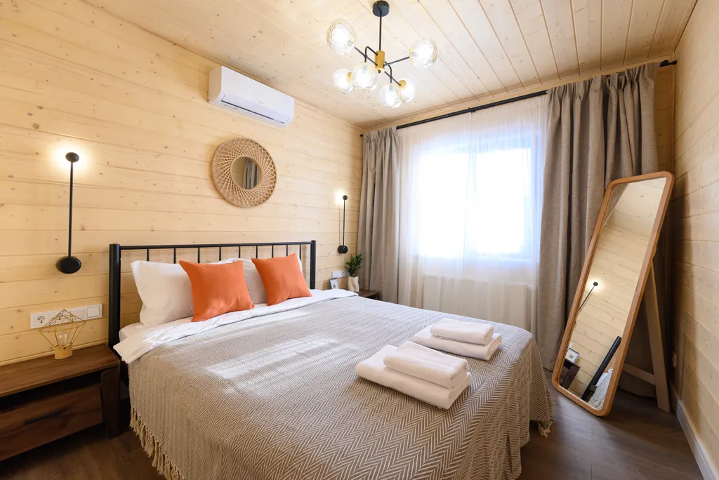 Дом с камином, баней и чаном в лесу у озера