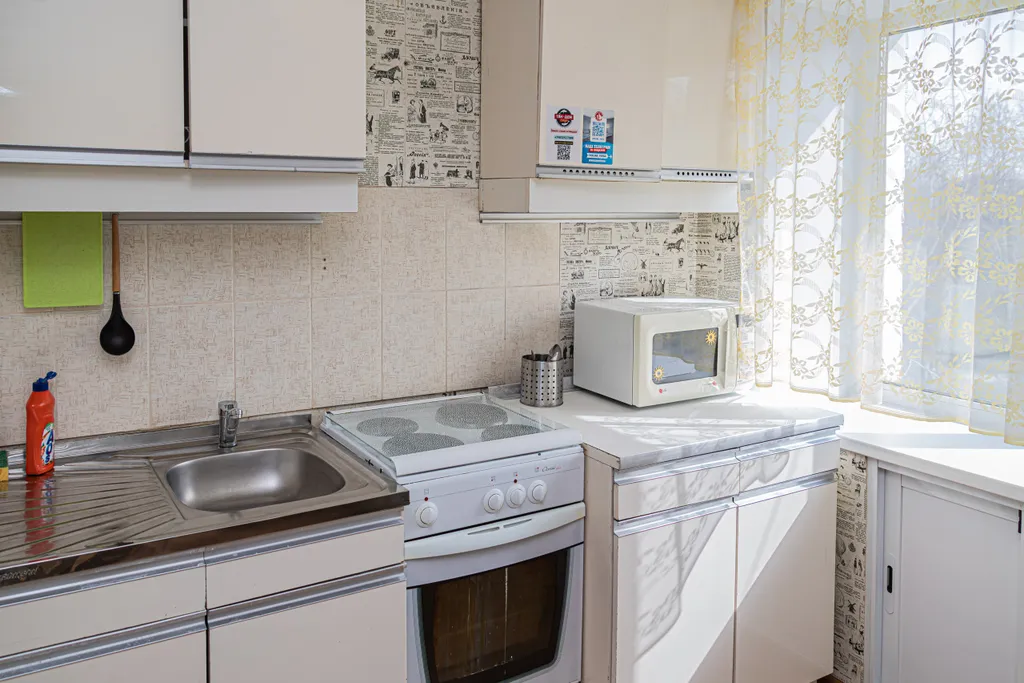 Калина Юрга у кинотеатра Эра