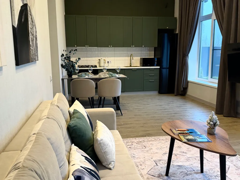 Уютный дом с панорамными окнами рядом с озером