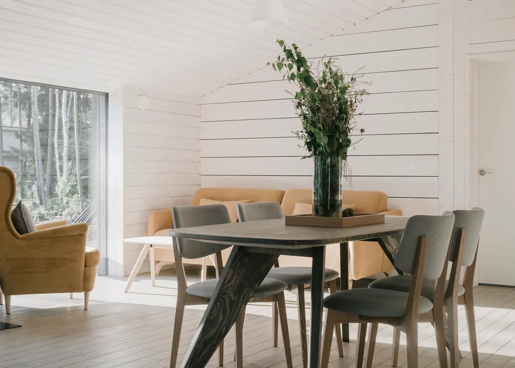 Загородный дом с просторной террасой и баней