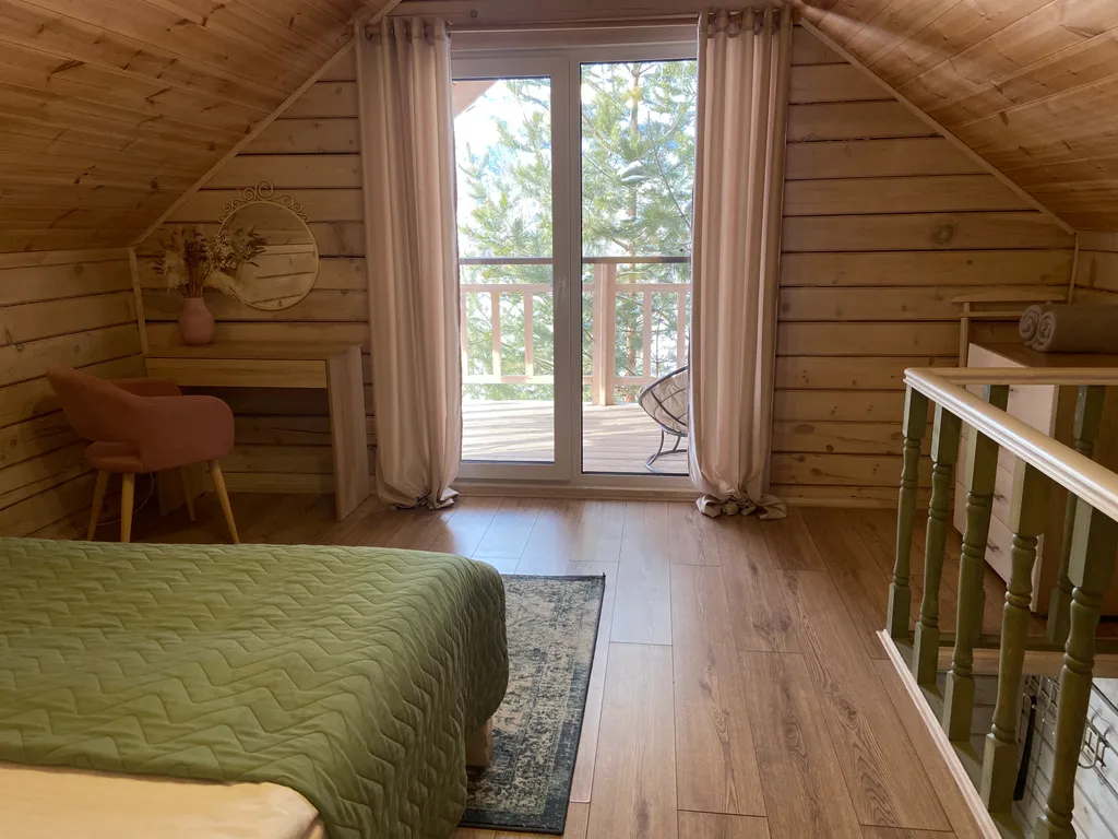 Уютный кедровый отдельностоящий двухэтажный коттедж с видом на горы