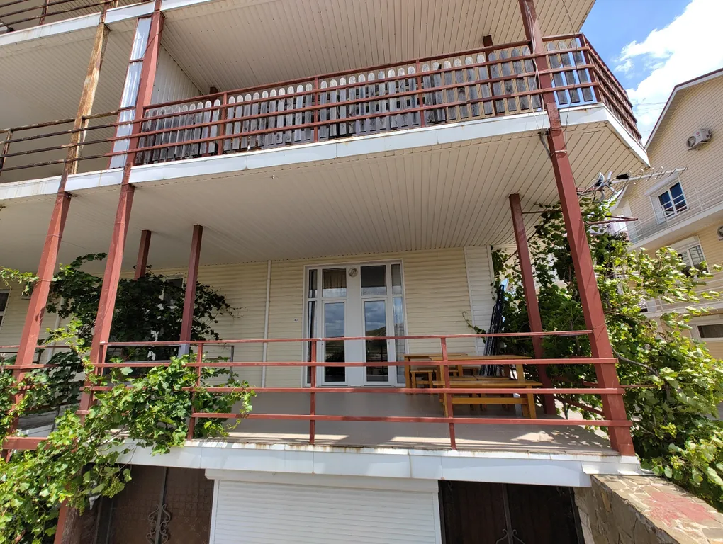 Эллинг на берегу моря