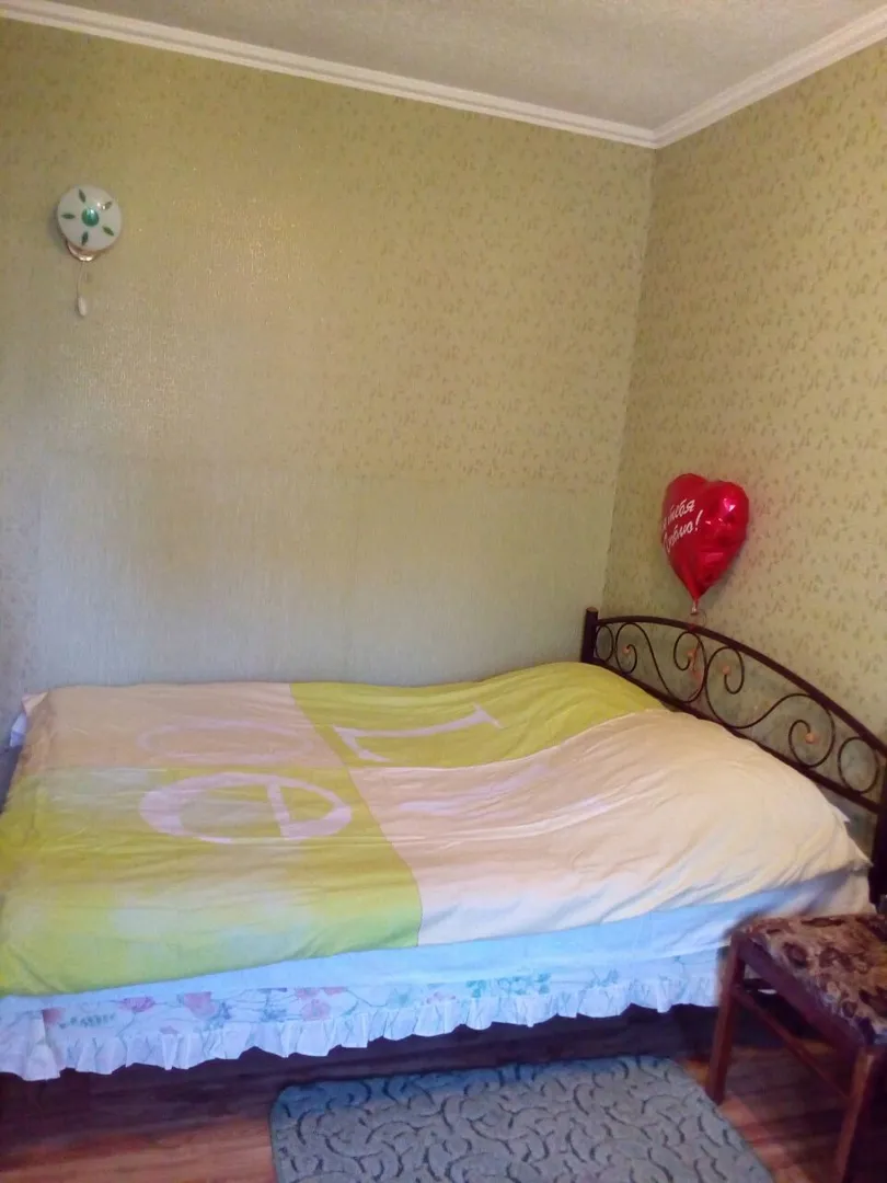 Большая двухспальная кровать.
