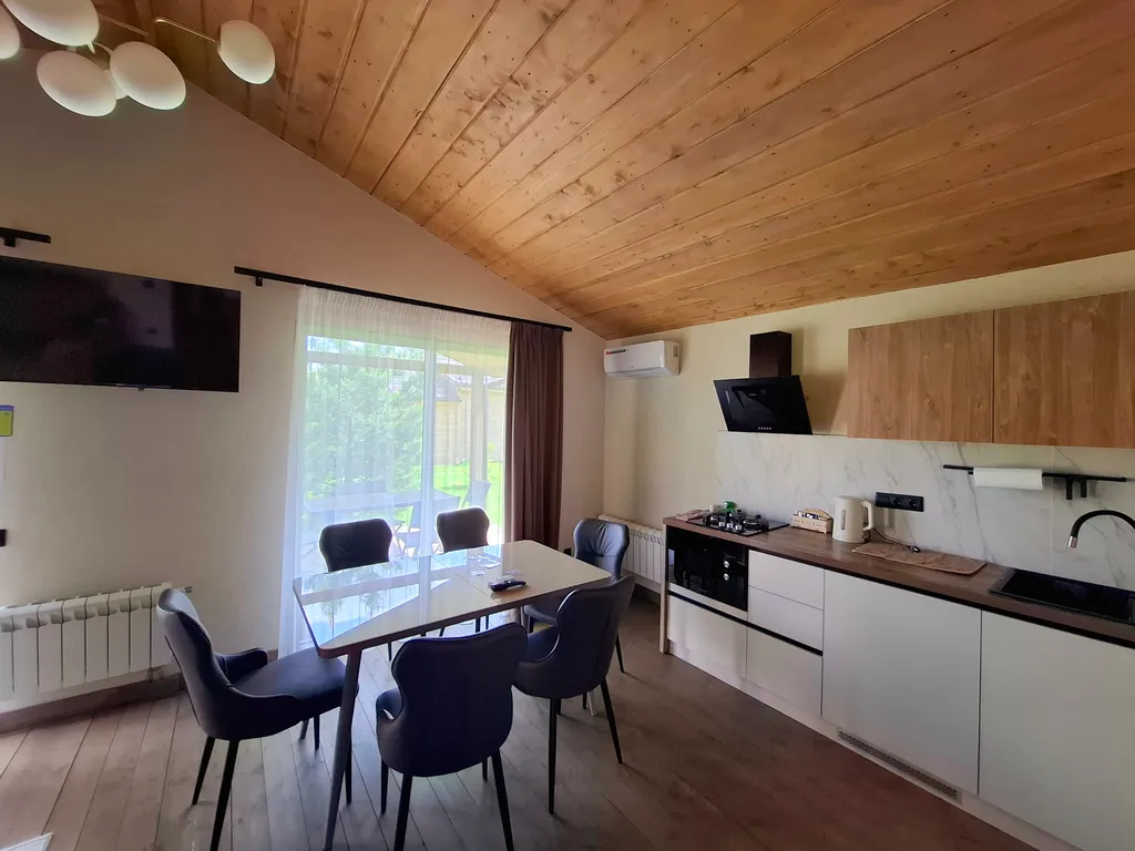 Просторный двухкомнатный коттедж в лесу у пруда