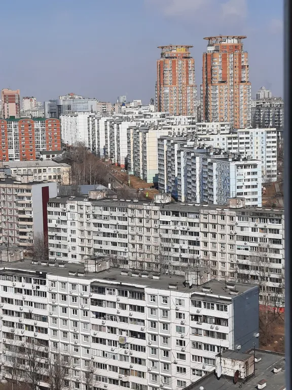 Студия у реки с панорамным видом на город с высоты птичьего полета