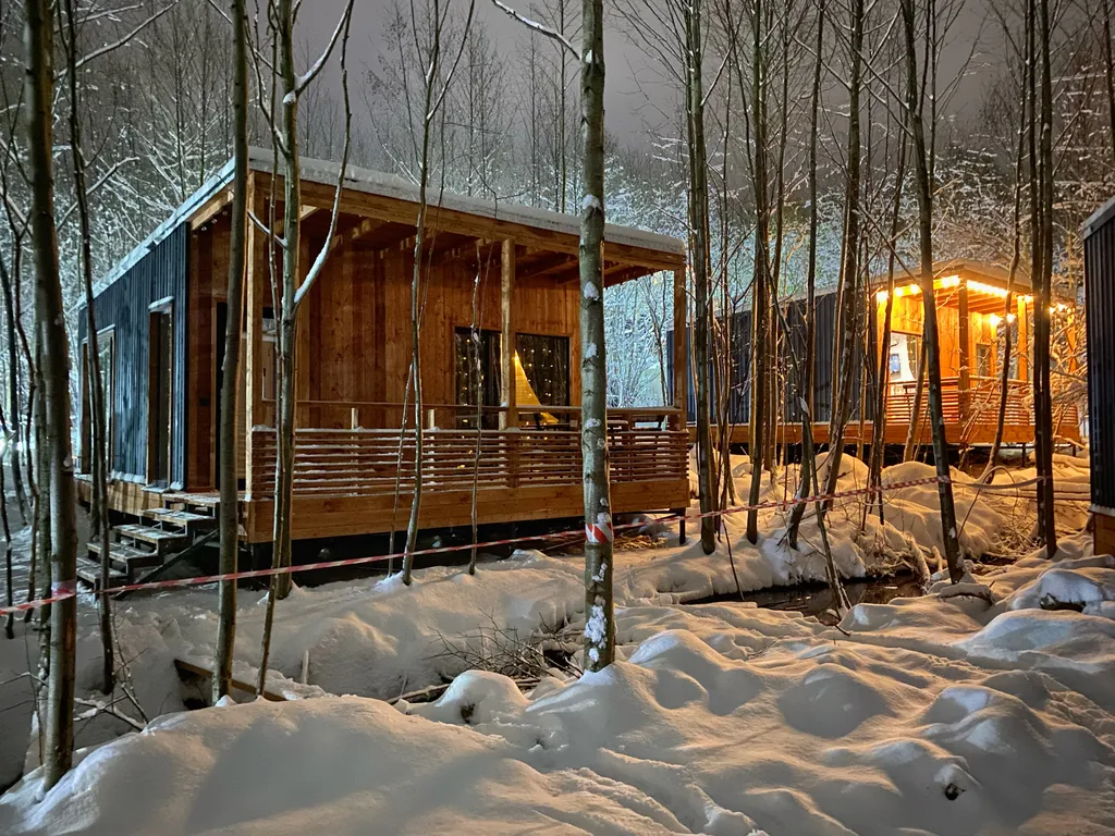 Дом с камином на берегу ручья