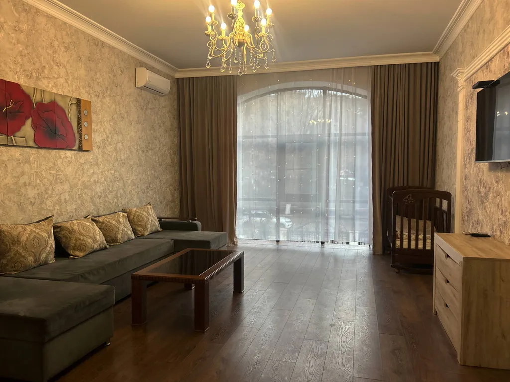 Двухкомнатная квартира с балконом (75кв.м.)