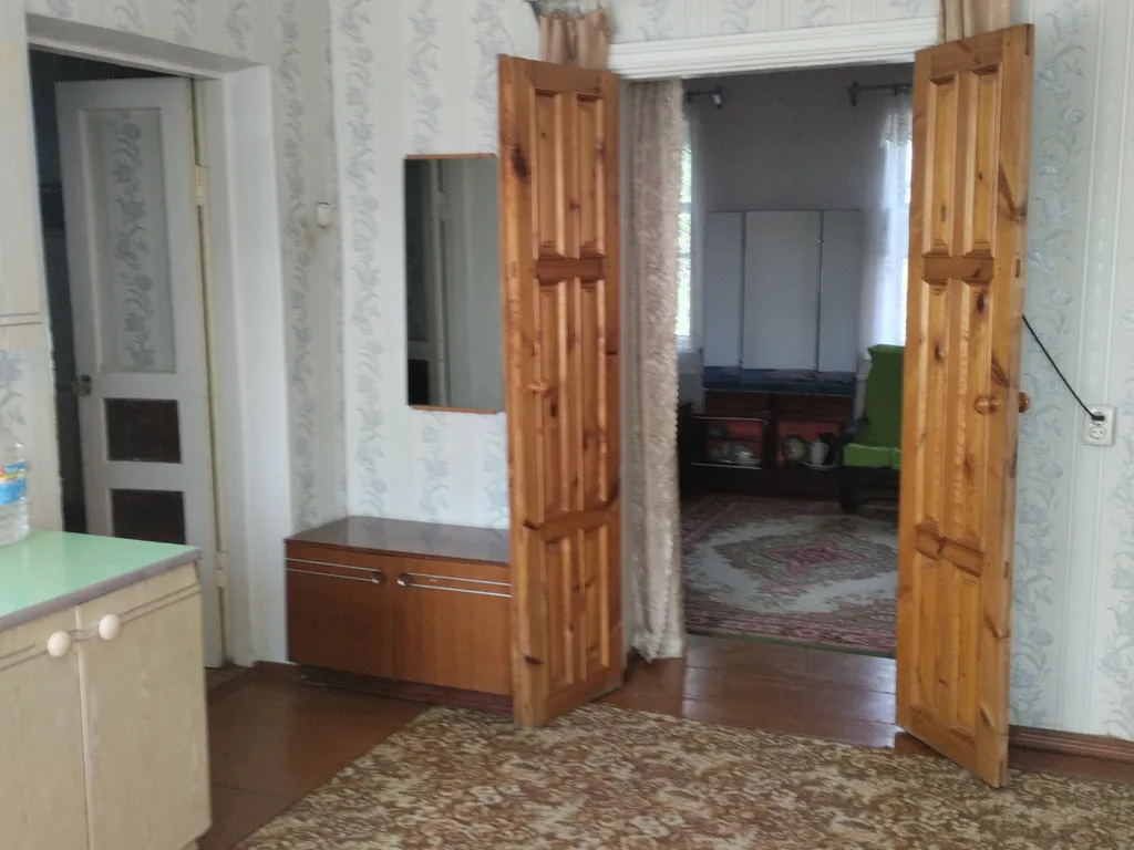 Деревенский домик с парковкой для большой и маленькой компании. Кругло