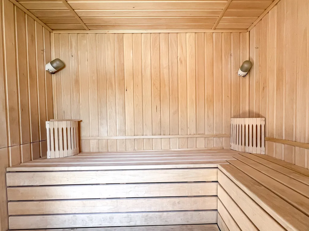 Новый современный дом с теплым бассейном и сауной