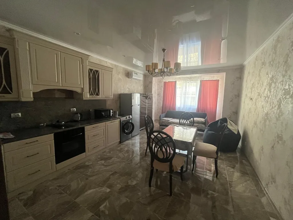 Квартира с гаражом общей площадью 120 кВ м в саду с озерами